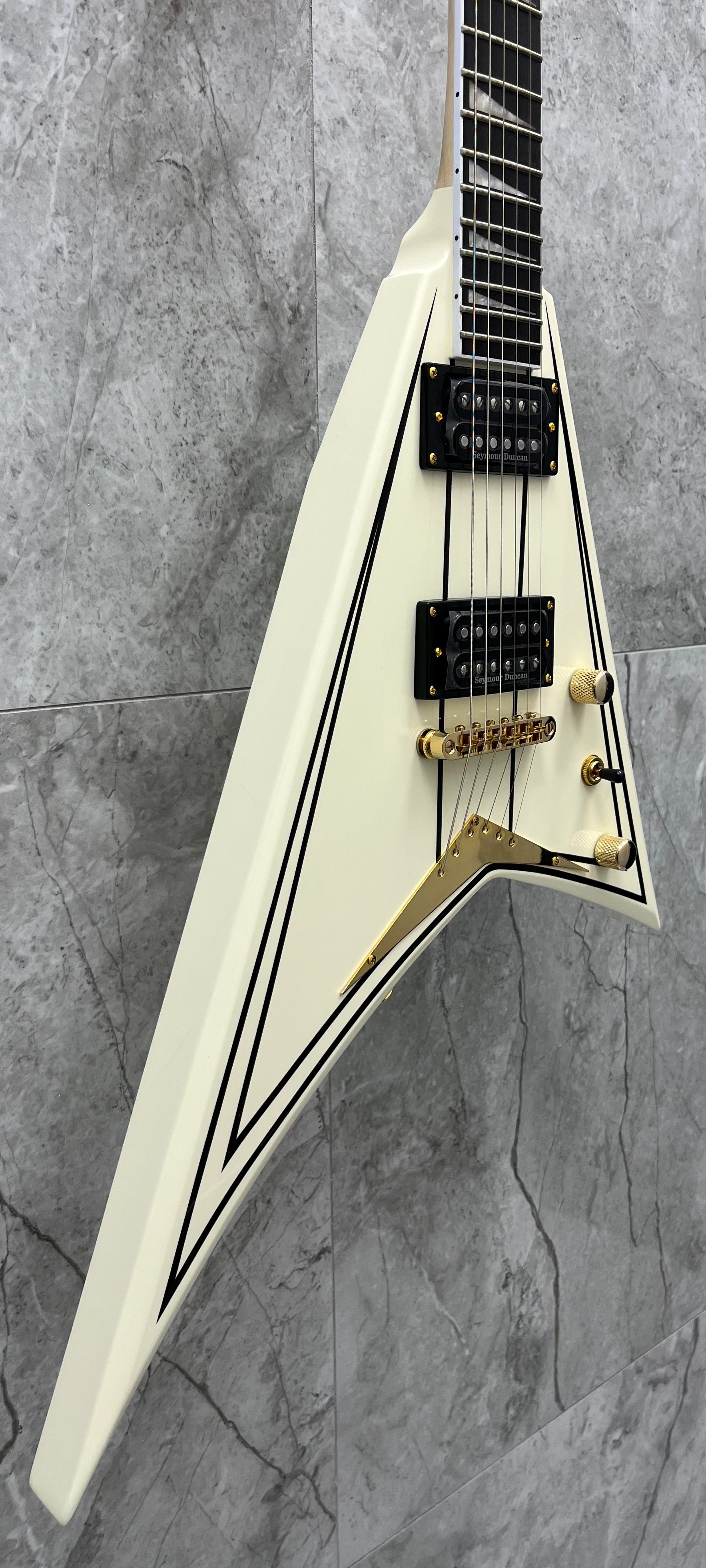 Jackson Pro Rhoads RRT-3, Ebony Fingerboard, Ivory with Black Pinstripes 2914311557 SERIAL NUMBER ISJ2402863 - 6.6 LBS