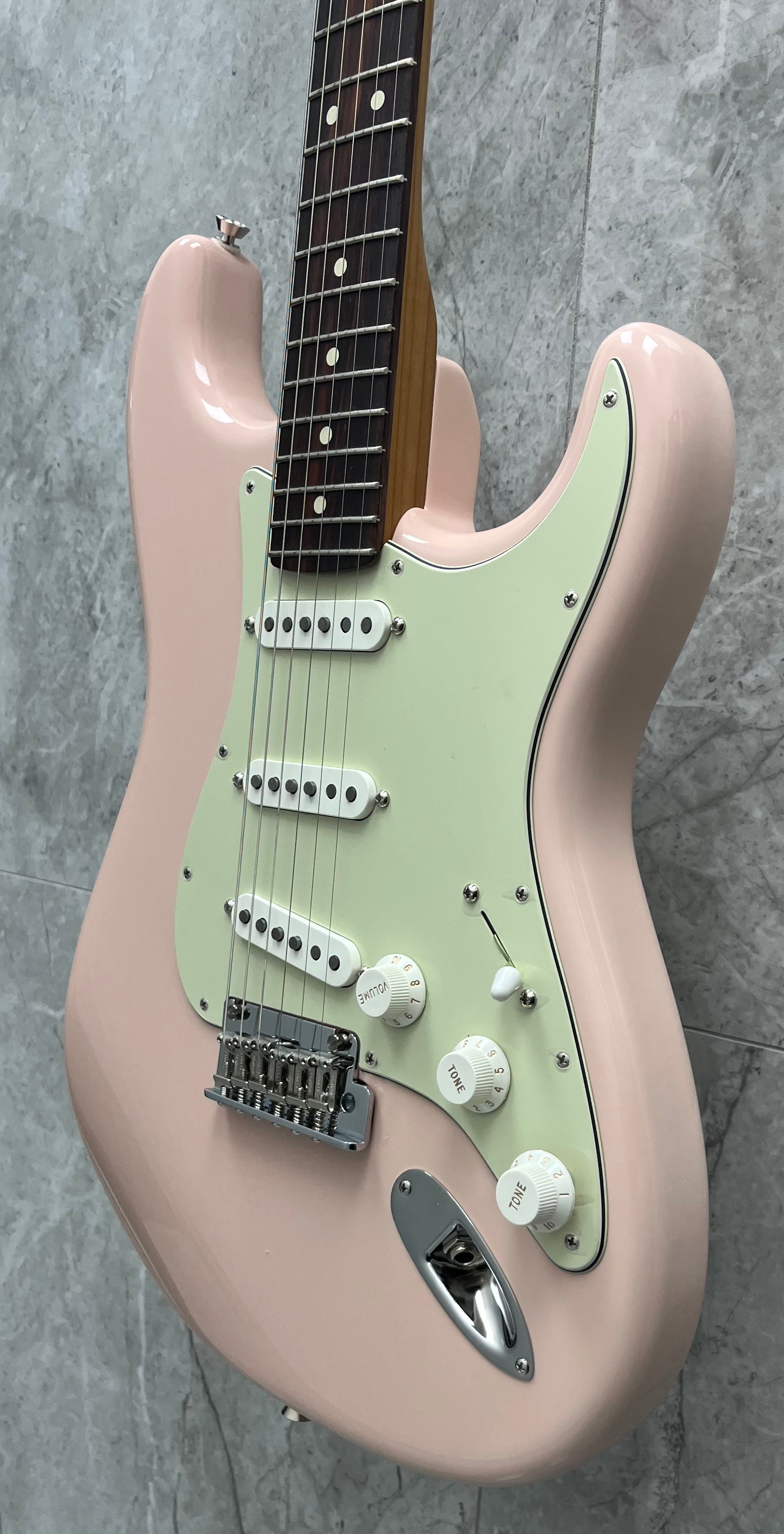 Fender USA Limited Edition American Professional II Stratocaster Rosewood Fingerboard, Shell Pink 0177110756 SERIAL NUMBER US24041844 - 8.0 LBS