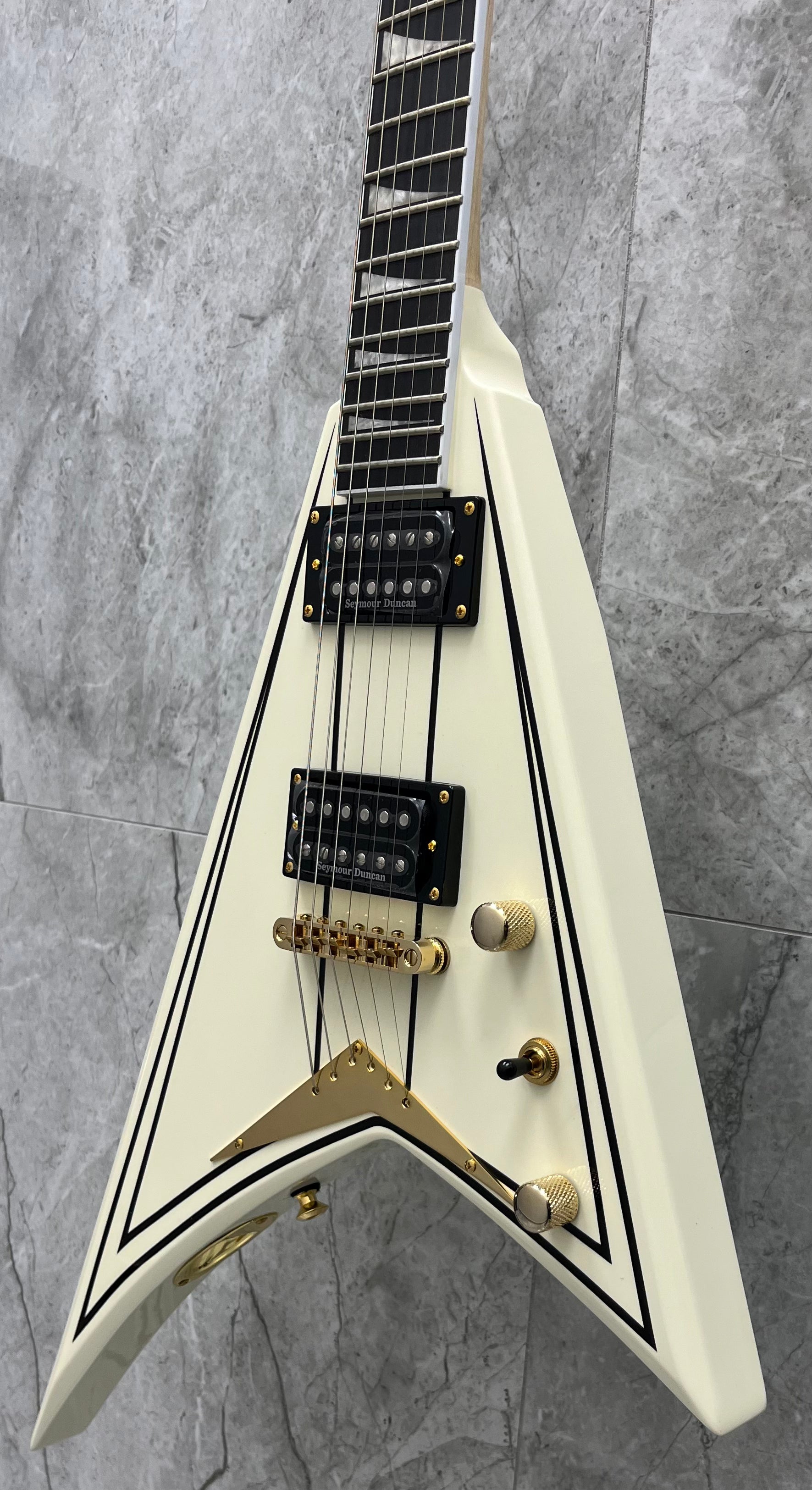 Jackson Pro Rhoads RRT-3, Ebony Fingerboard, Ivory with Black Pinstripes 2914311557 SERIAL NUMBER ISJ2402863 - 6.6 LBS