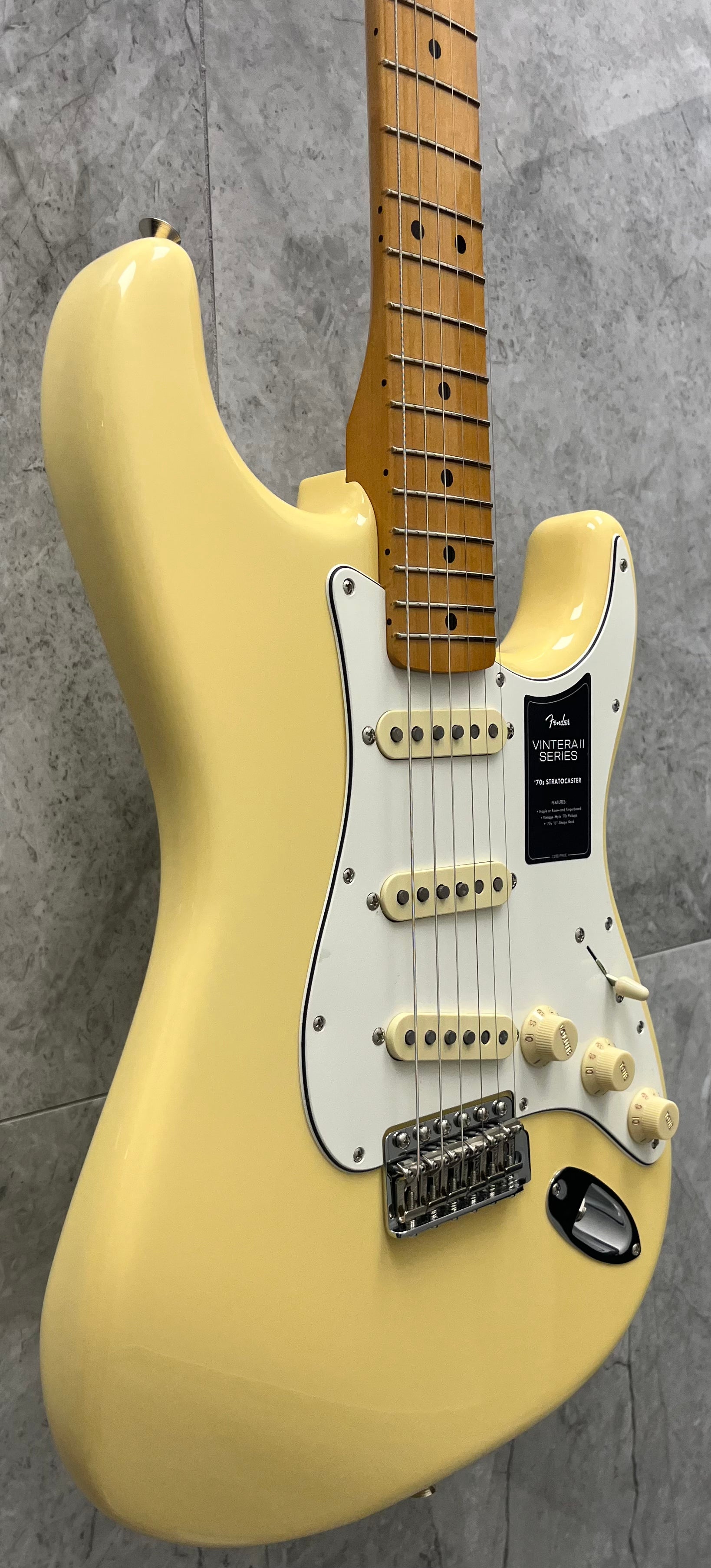 FENDER Vintera II 70s Stratocaster, Maple Fingerboard, Vintage White 0149032341