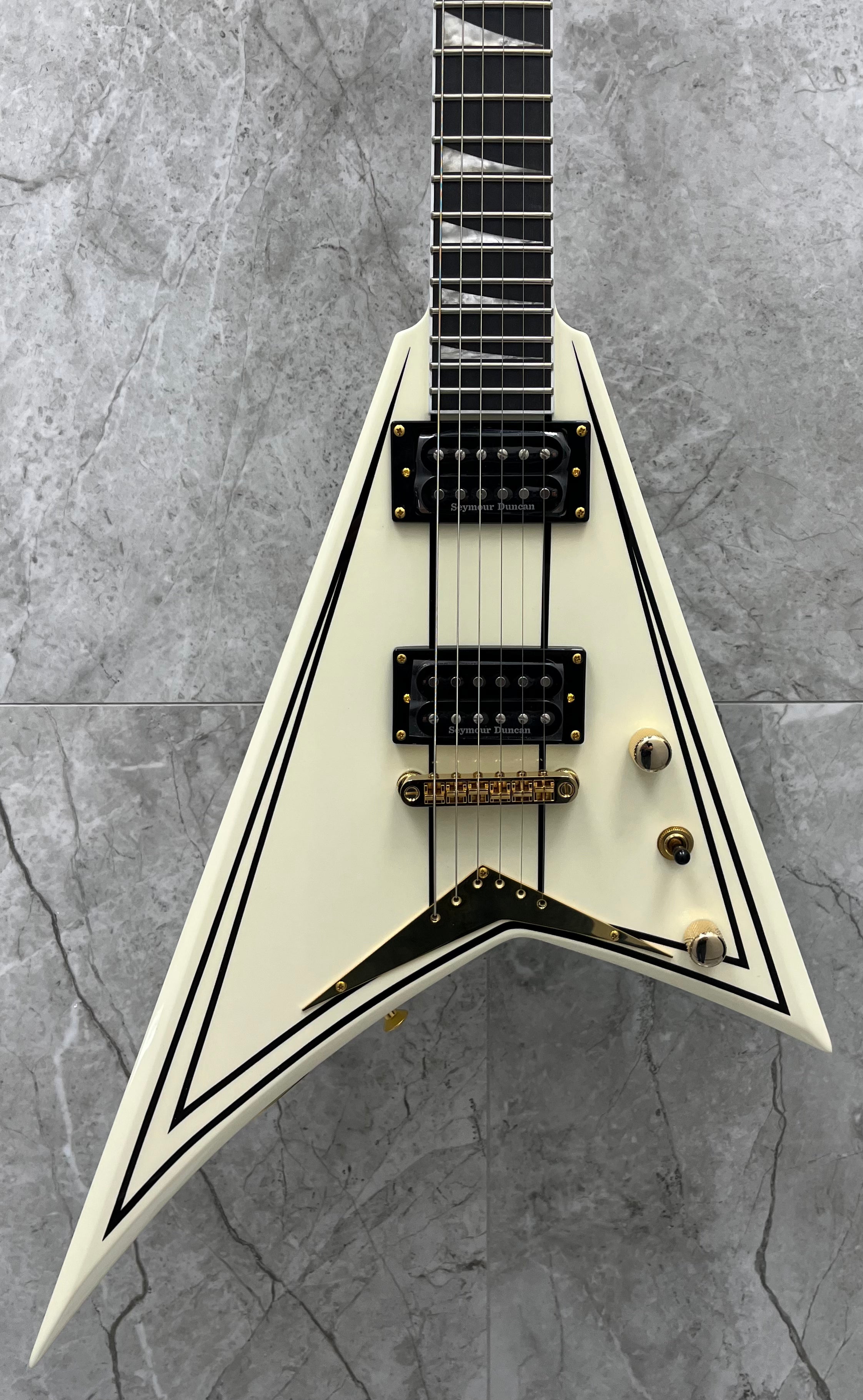 Jackson Pro Rhoads RRT-3, Ebony Fingerboard, Ivory with Black Pinstripes 2914311557 SERIAL NUMBER ISJ2402863 - 6.6 LBS