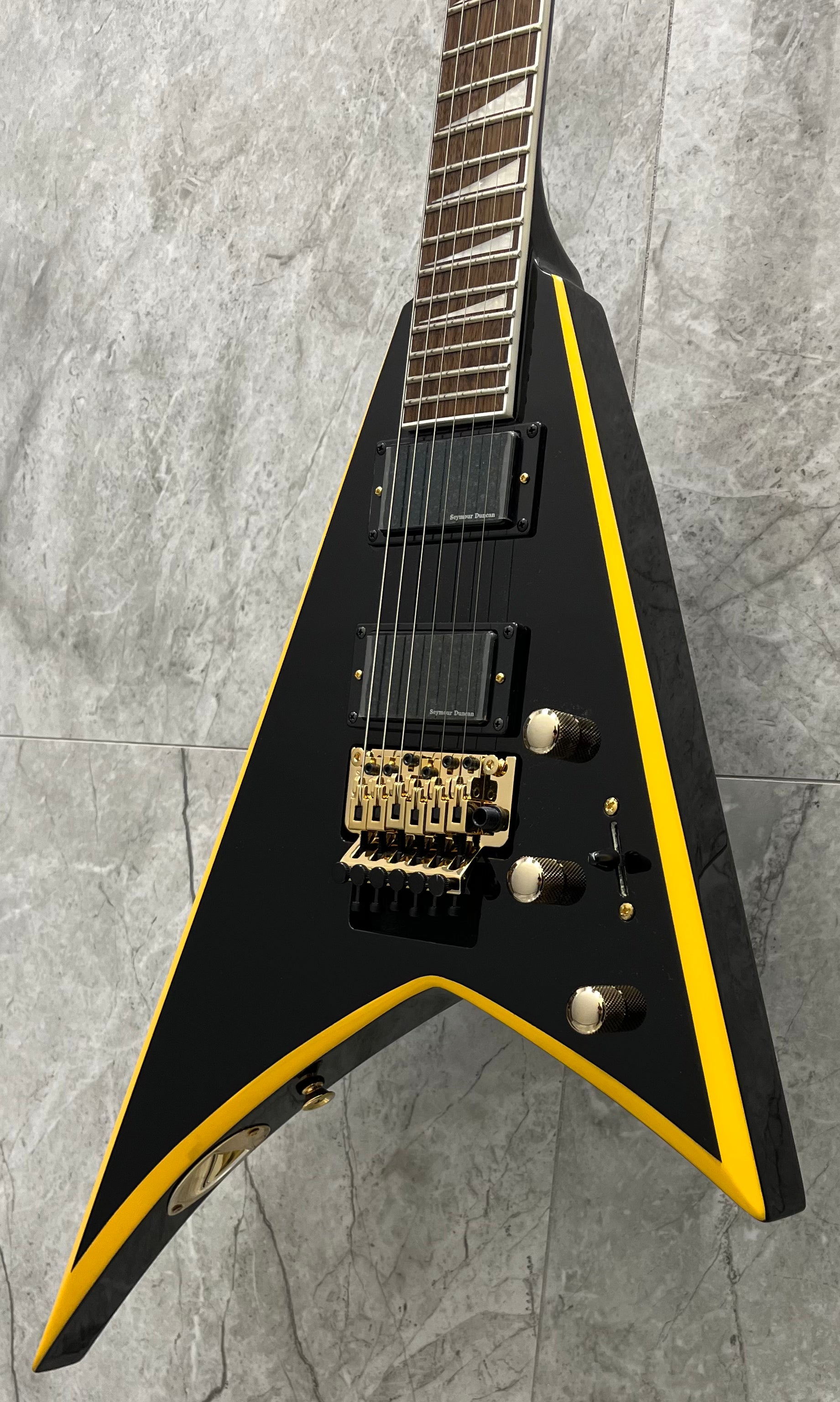 Jackson X Series Rhoads RRX24 Black with Yellow Bevels 2913636598 SERIAL NUMBER ICJ2408156 - 7.0 LBS