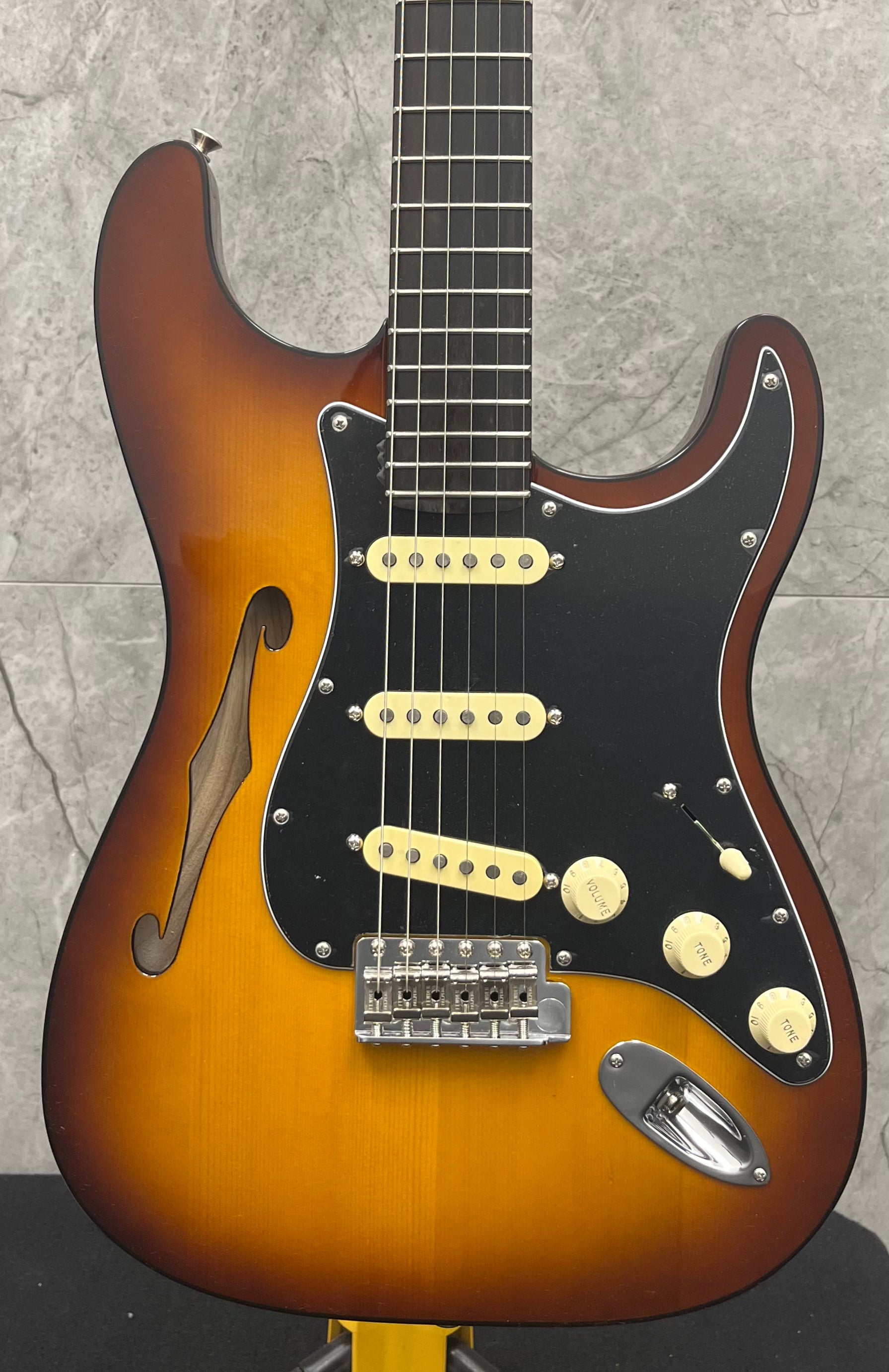 FENDER Limited Edition Suona Stratocaster Thinline, Ebony Fingerboard, Violin Burst 0170271830 SERIAL NUMBER US23093450 - 6.8 LBS