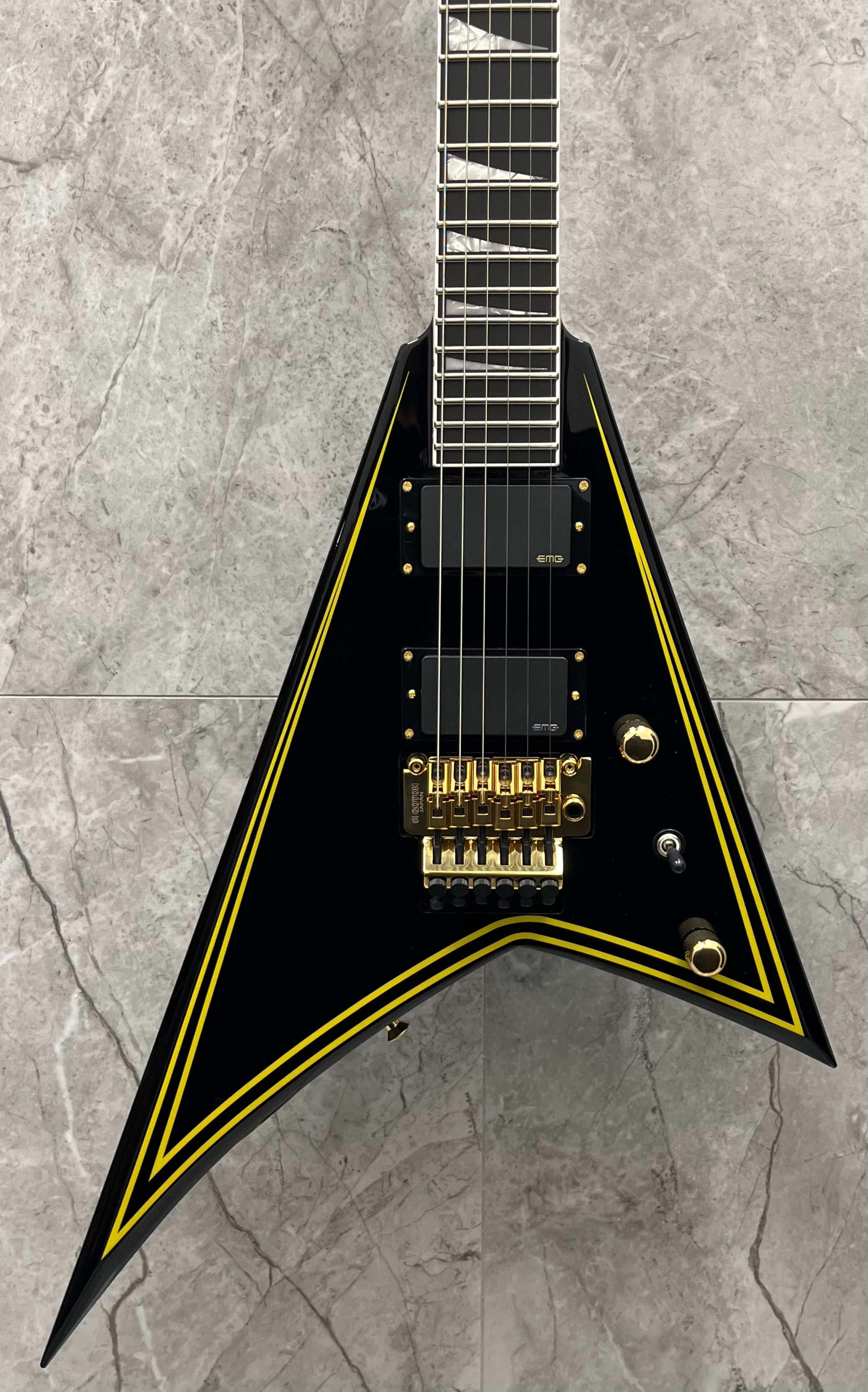 Jackson MADE IN JAPAN MJ Series Rhoads RR24MG, Ebony Fingerboard, Black with Yellow Pinstripes 2904001898 SERIAL NUMBER JFJ2303119 - 7.6 LBS