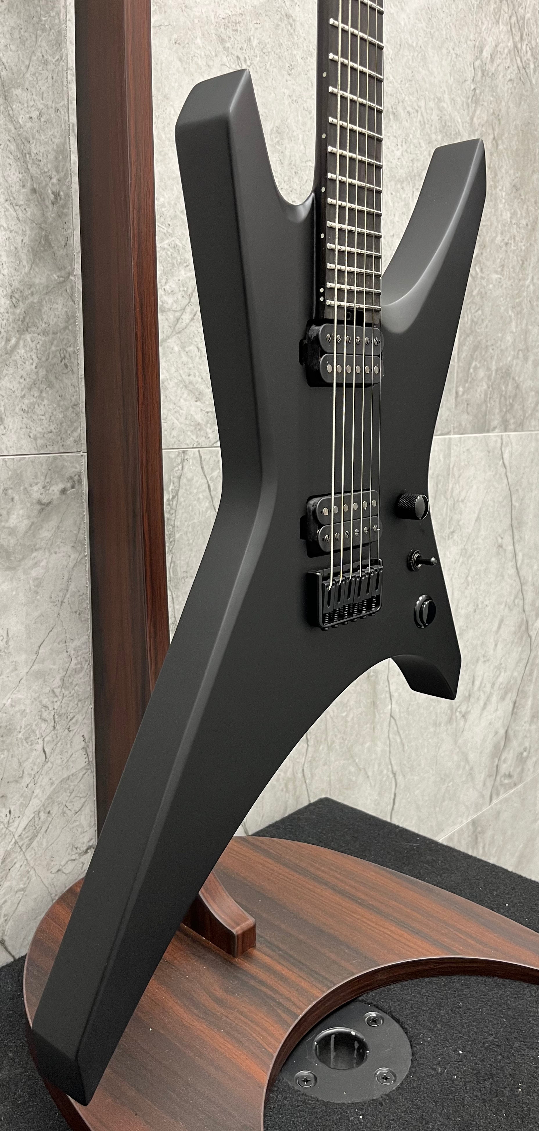 JACKSON Pro Plus XT Warrior WR HT6 Baritone, Ebony Fingerboard, Satin Black 2919261568 SERIAL NUMBER ICJ2410247 - 7.2 LBS