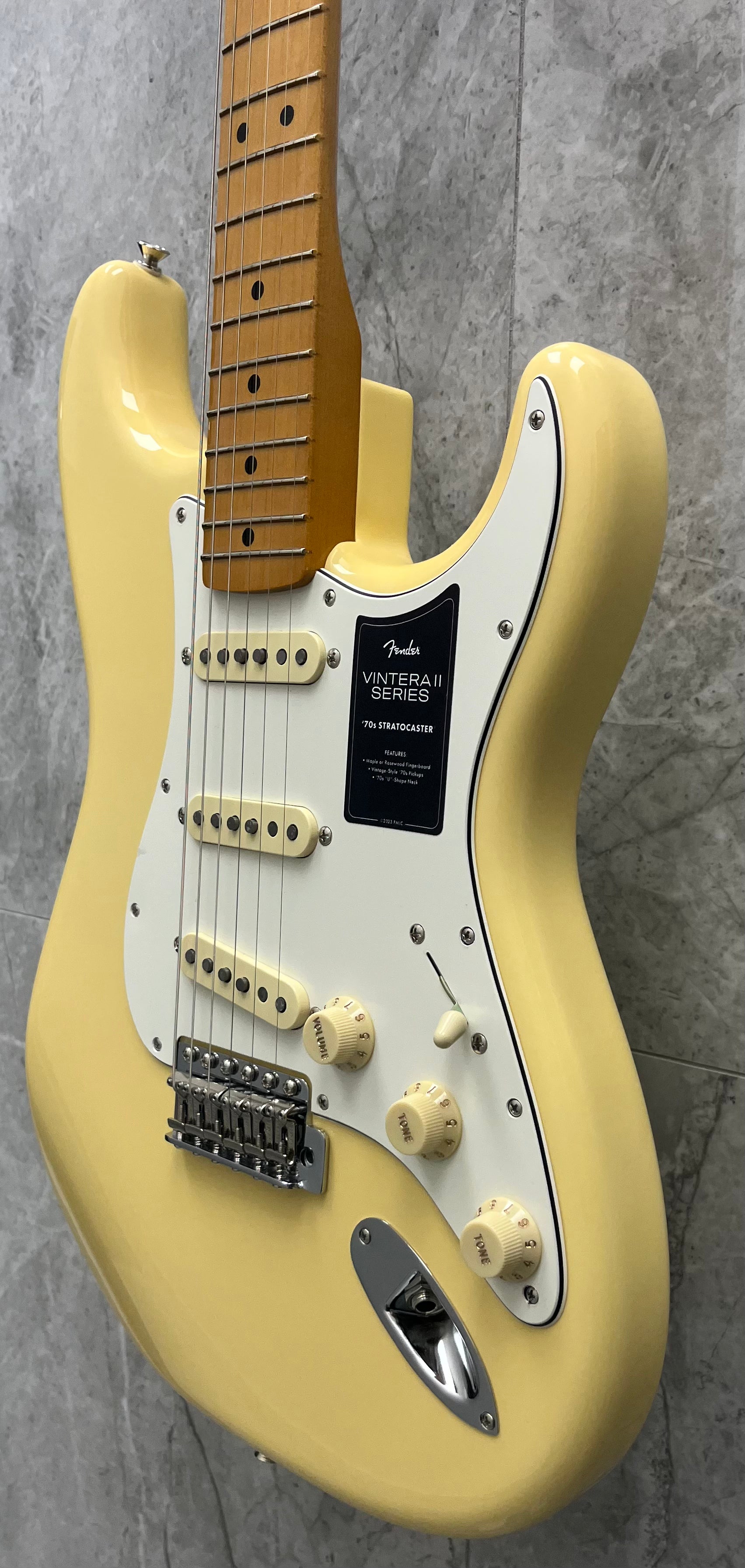 FENDER Vintera II 70s Stratocaster, Maple Fingerboard, Vintage White 0149032341