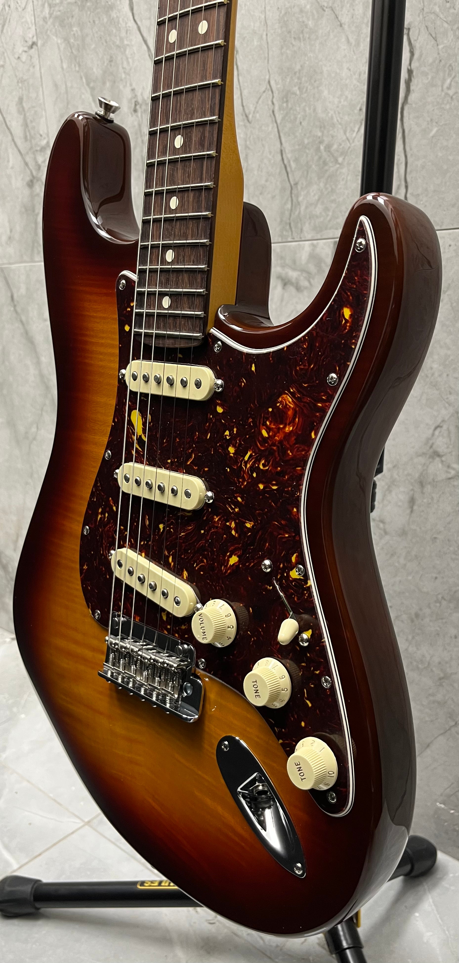 Fender 70th Anniversary American Professional II Stratocaster Rosewood Fingerboard, Comet Burst 0177000864 SERIAL NUMBER US23116364 - 8.0 LBS