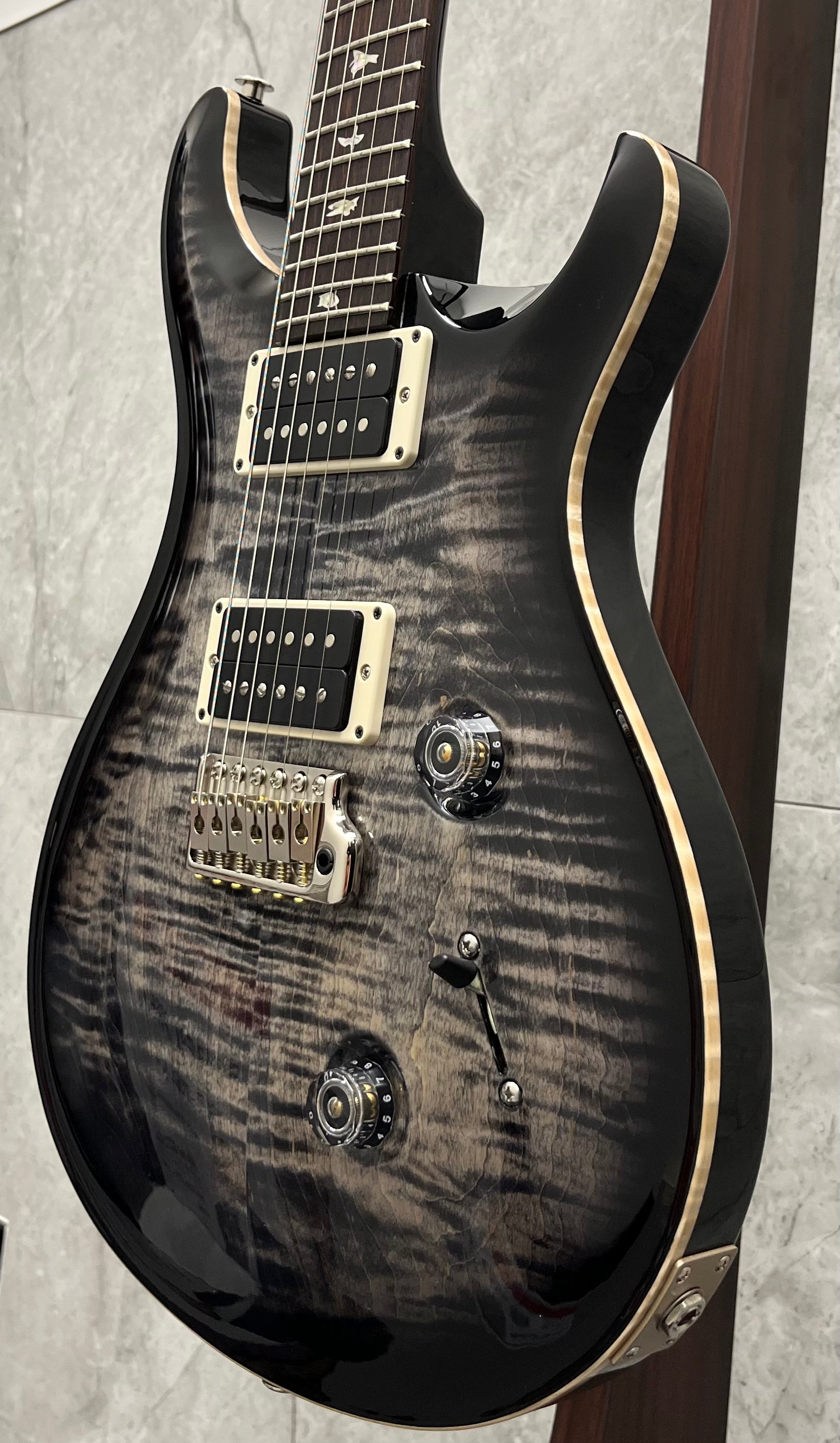 PRS Guitars Custom 24 Electric Guitar w Hardshell Case CB MADE IN THE USA - Charcoal Burst 112786::CB: SERIAL NUMBER 24 0390095 - 7.2 LBS