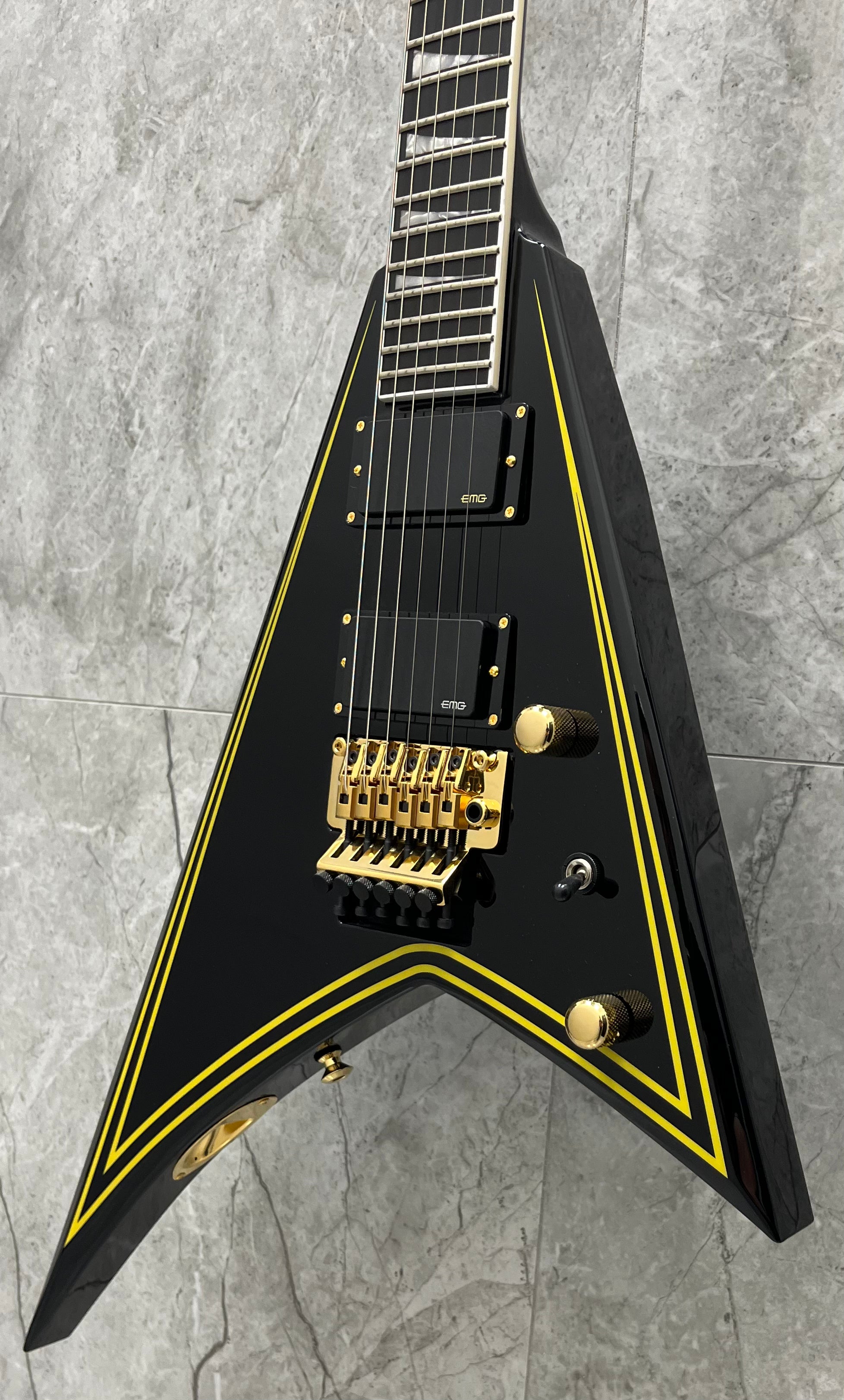 Jackson MADE IN JAPAN MJ Series Rhoads RR24MG, Ebony Fingerboard, Black with Yellow Pinstripes 2904001898 SERIAL NUMBER JFJ2303119 - 7.6 LBS