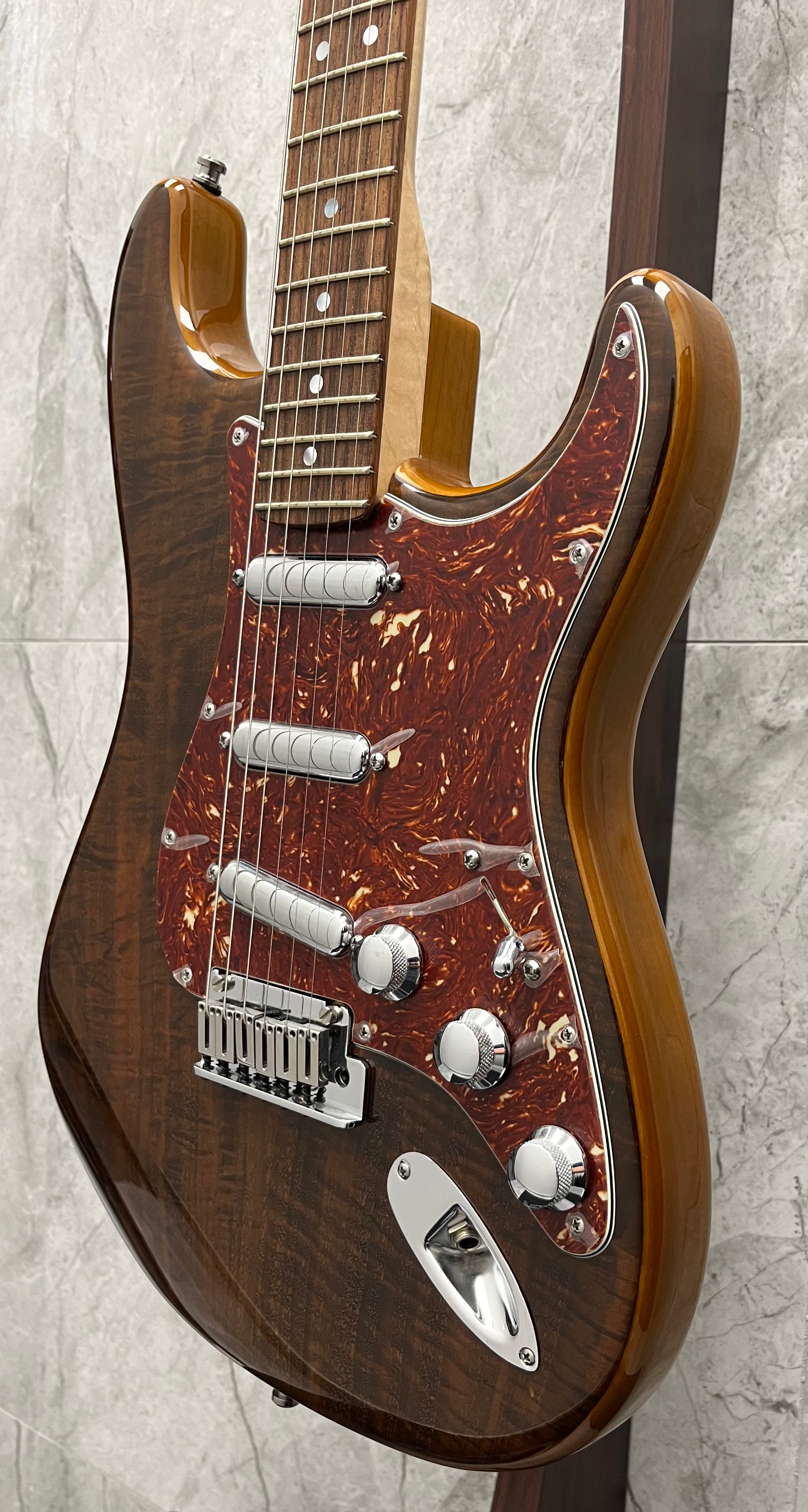 Fender Custom Shop Walnut Top Artisan Stratocaster Rosewood Fingerboard, Buckeye 1510120151