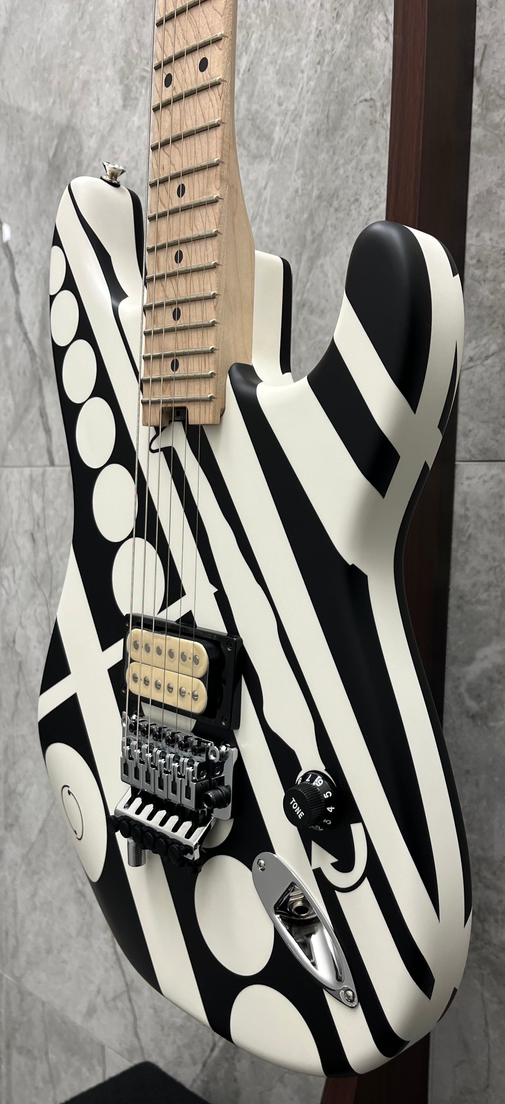 EVH Striped Series Crop Circles Maple Fingerboard Satin White and Black 5107902386 SERIAL NUMBER EVH2114832 - 7.6 LBS