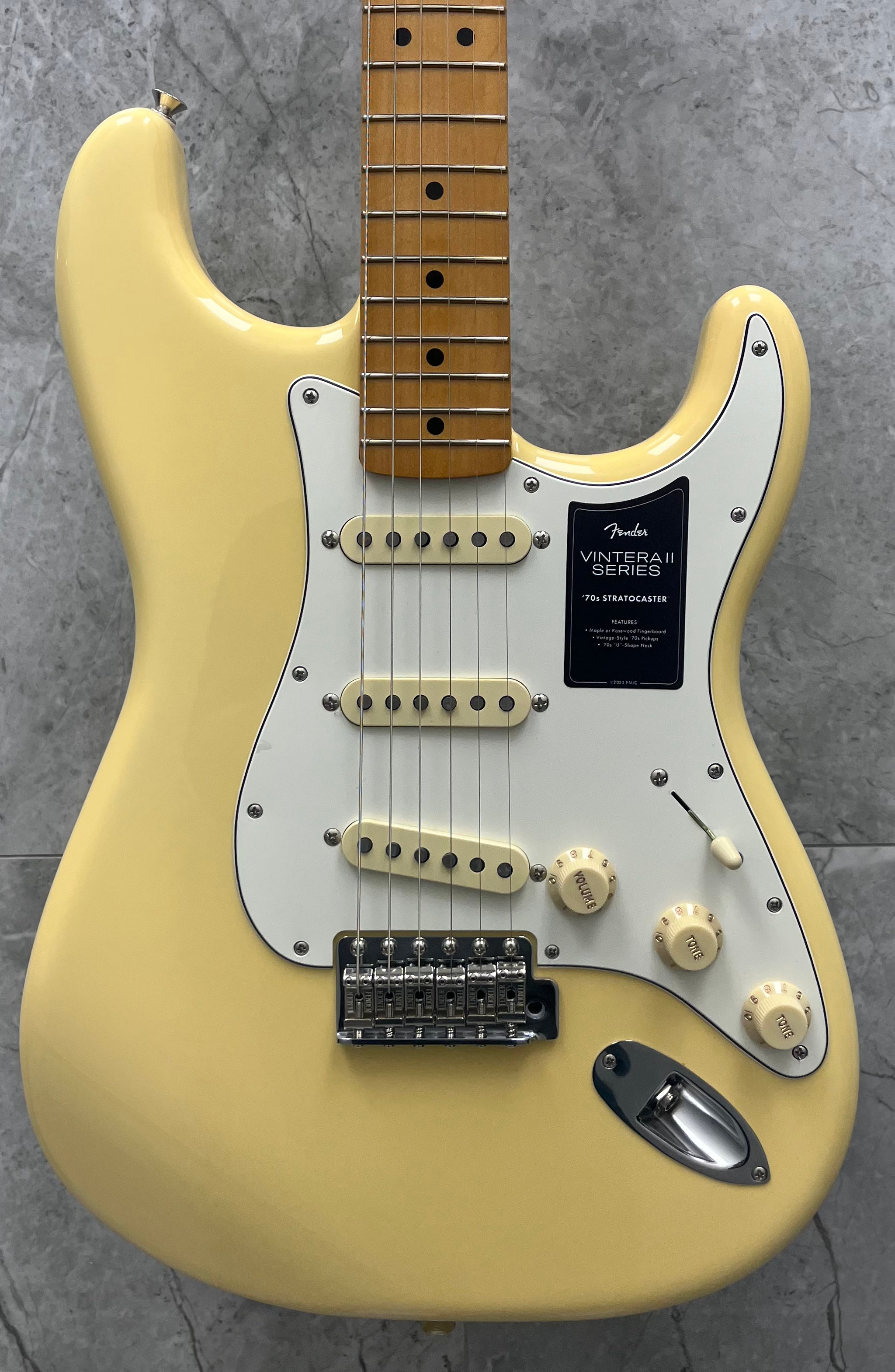 FENDER Vintera II 70s Stratocaster, Maple Fingerboard, Vintage White 0149032341