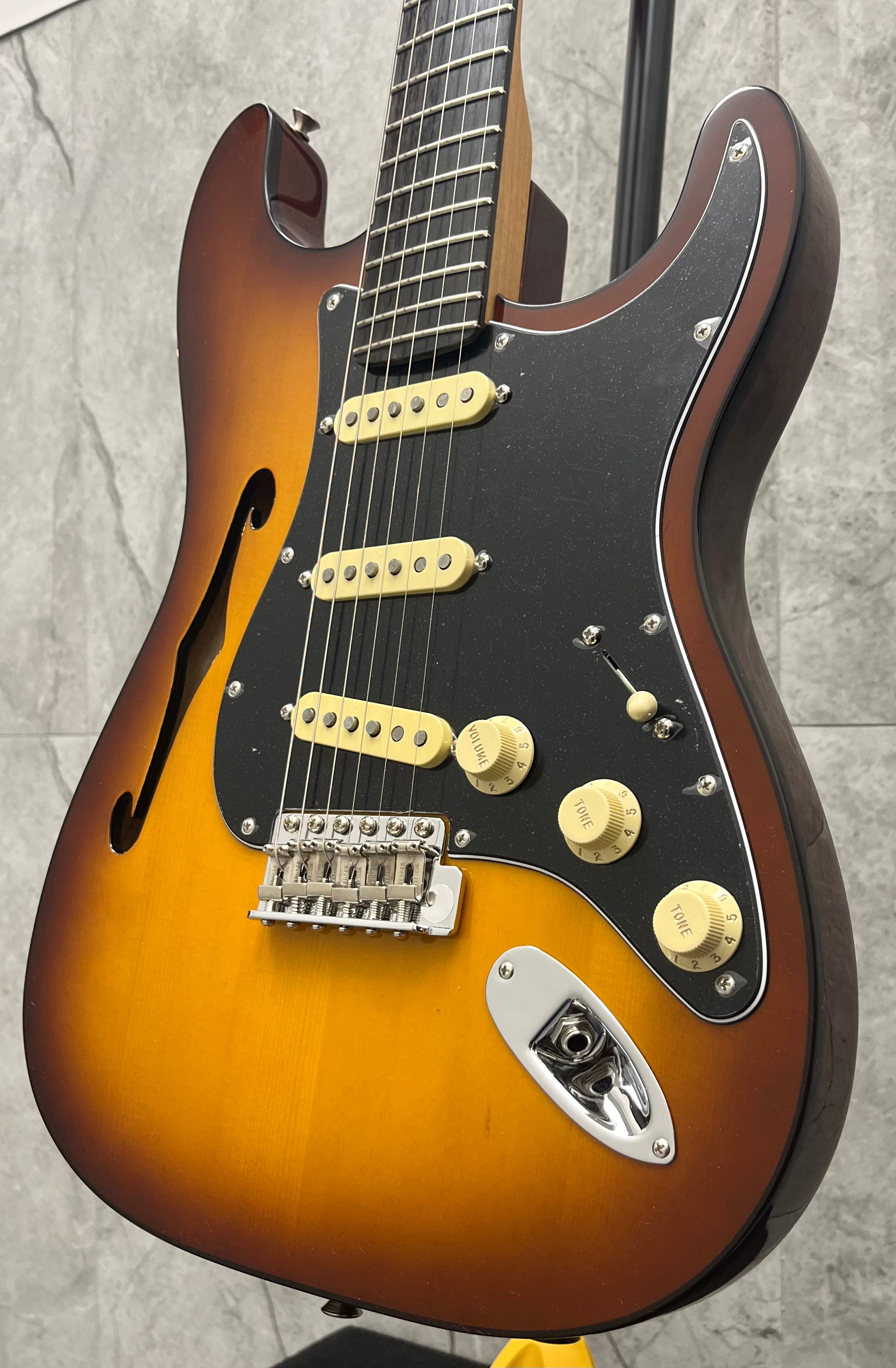 FENDER Limited Edition Suona Stratocaster Thinline, Ebony Fingerboard, Violin Burst 0170271830 SERIAL NUMBER US23093450 - 6.8 LBS