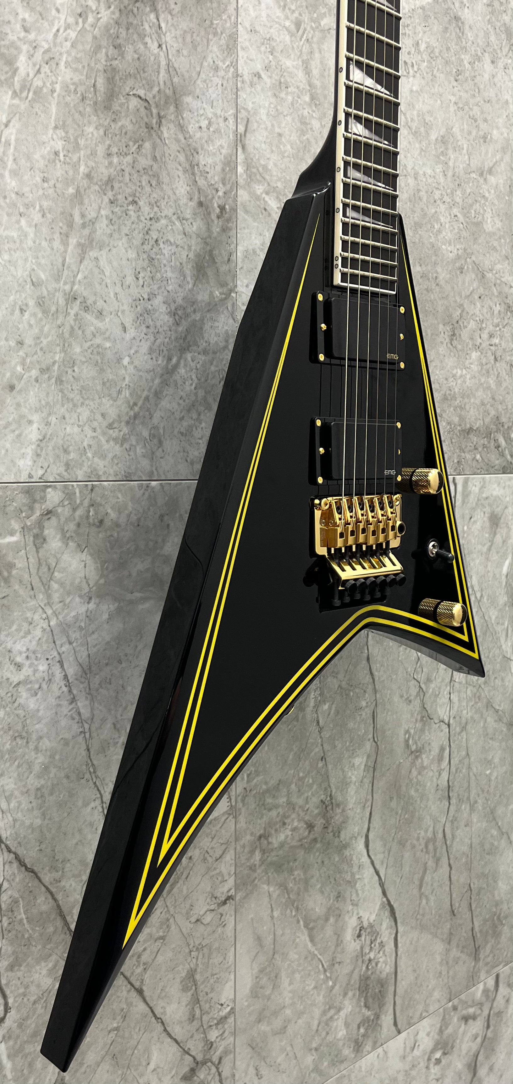 Jackson MADE IN JAPAN MJ Series Rhoads RR24MG, Ebony Fingerboard, Black with Yellow Pinstripes 2904001898 SERIAL NUMBER JFJ2303119 - 7.6 LBS