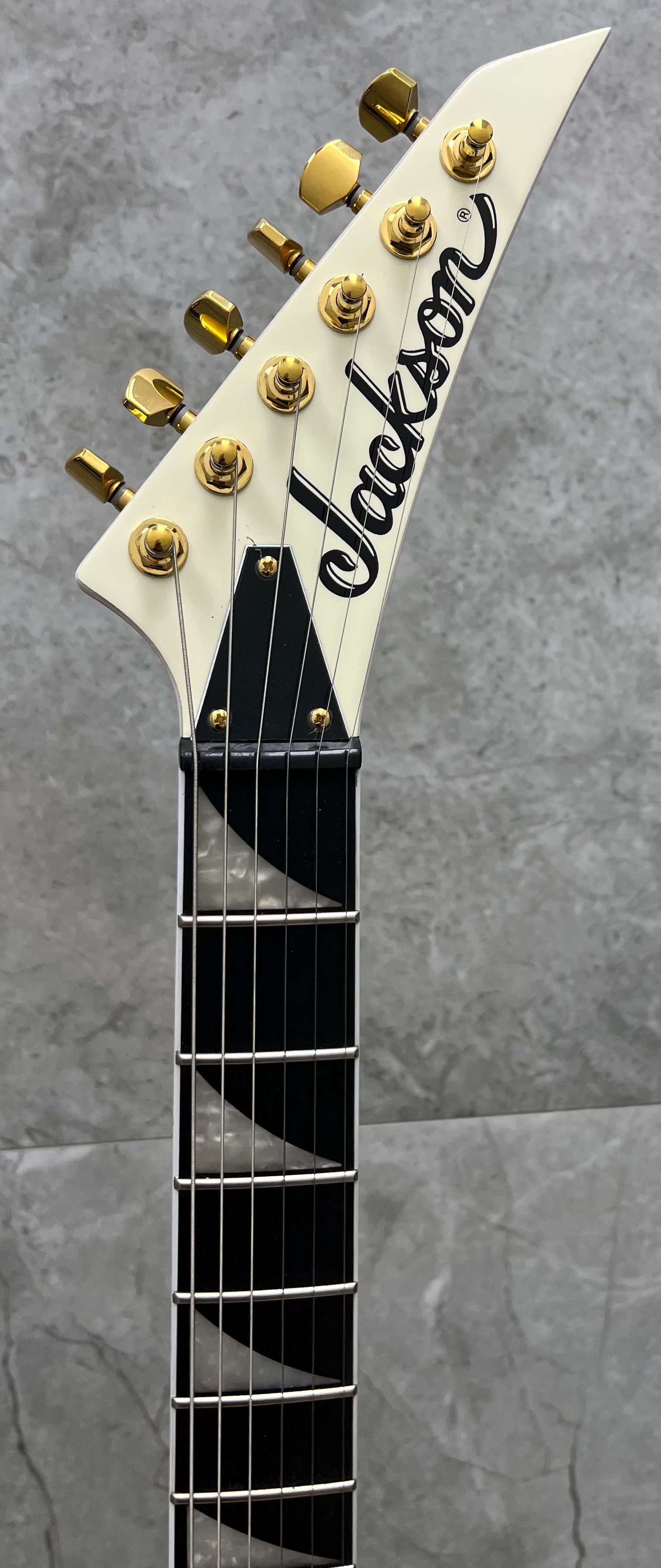 Jackson Pro Rhoads RRT-3, Ebony Fingerboard, Ivory with Black Pinstripes 2914311557 SERIAL NUMBER ISJ2402863 - 6.6 LBS