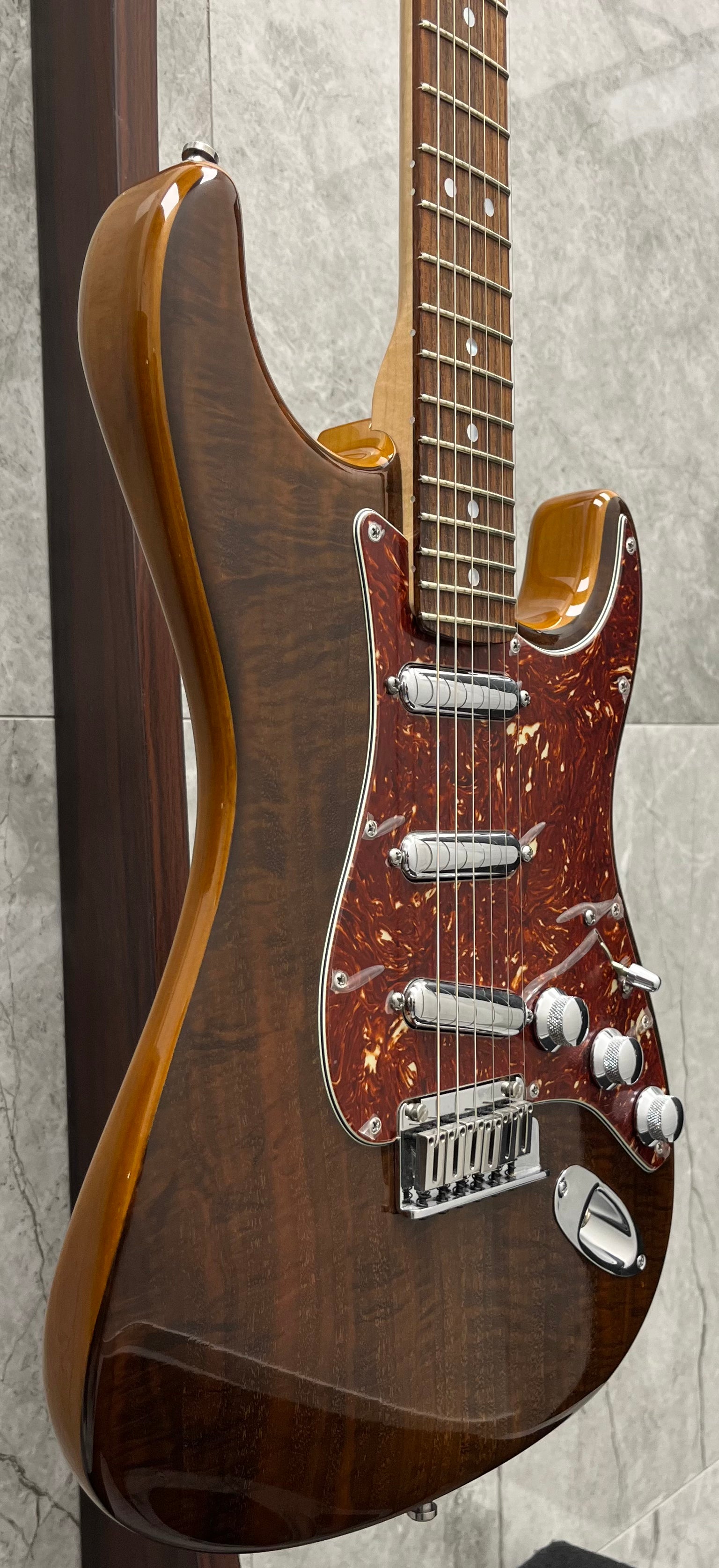 Fender Custom Shop Walnut Top Artisan Stratocaster Rosewood Fingerboard, Buckeye 1510120151