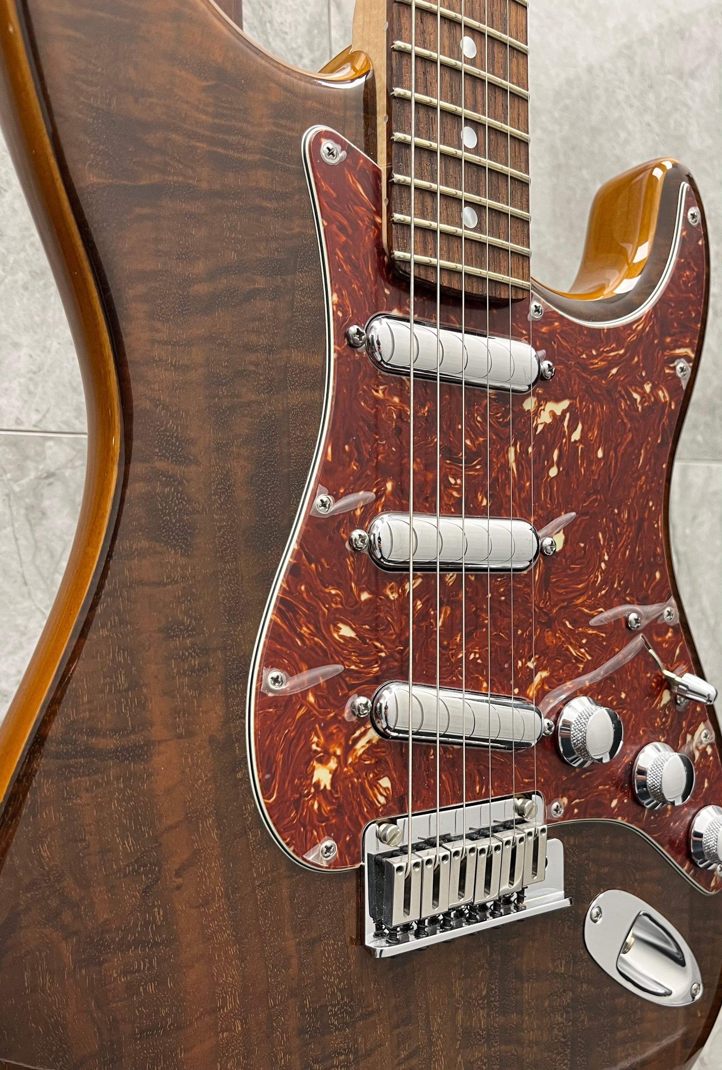 Fender Custom Shop Walnut Top Artisan Stratocaster Rosewood Fingerboard, Buckeye 1510120151