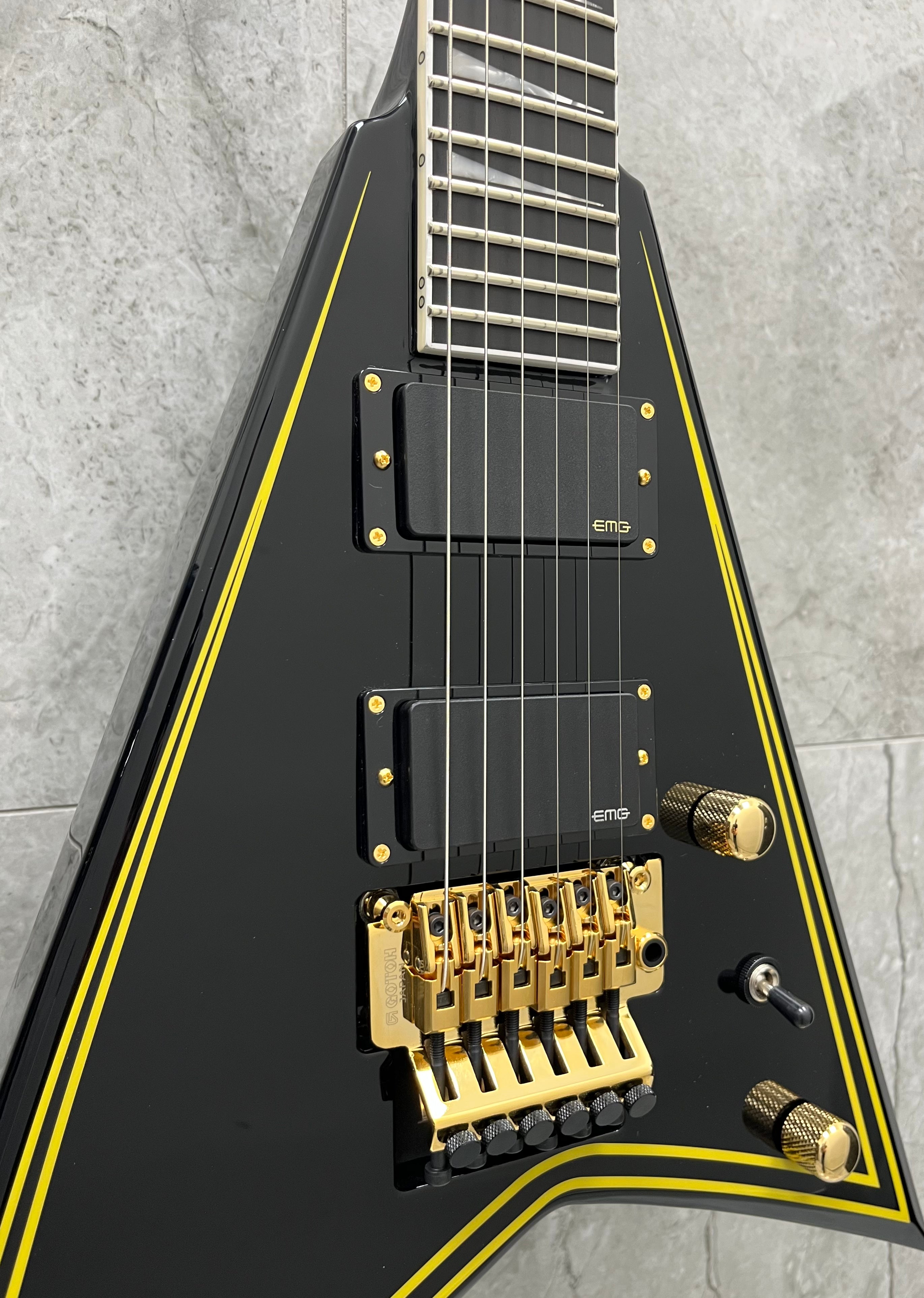 Jackson MADE IN JAPAN MJ Series Rhoads RR24MG, Ebony Fingerboard, Black with Yellow Pinstripes 2904001898 SERIAL NUMBER JFJ2303119 - 7.6 LBS