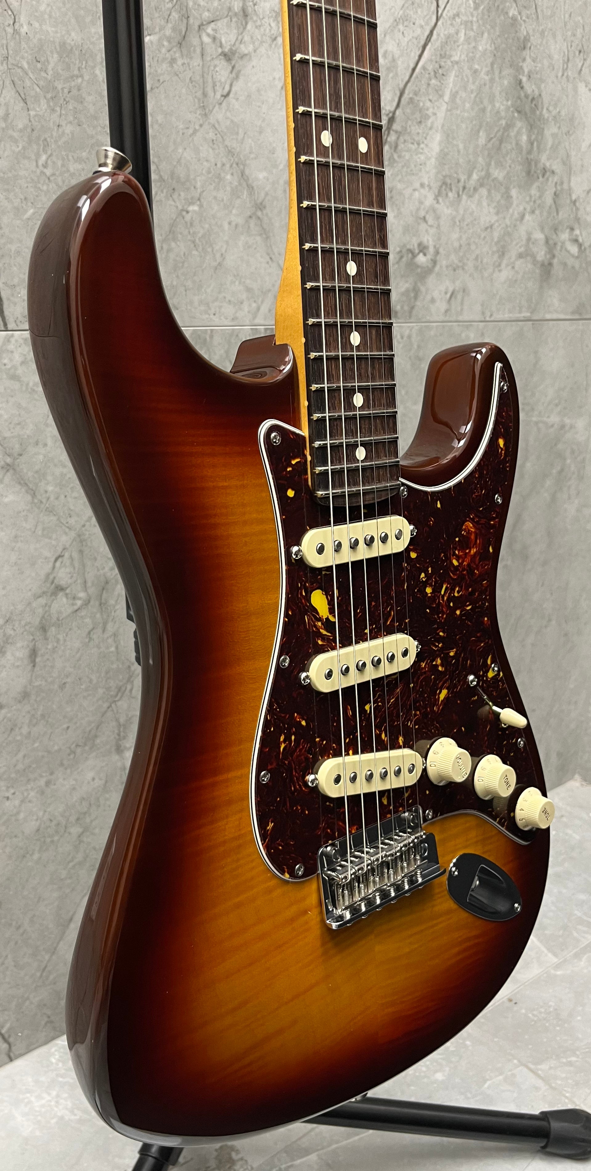 Fender 70th Anniversary American Professional II Stratocaster Rosewood Fingerboard, Comet Burst 0177000864 SERIAL NUMBER US23116364 - 8.0 LBS