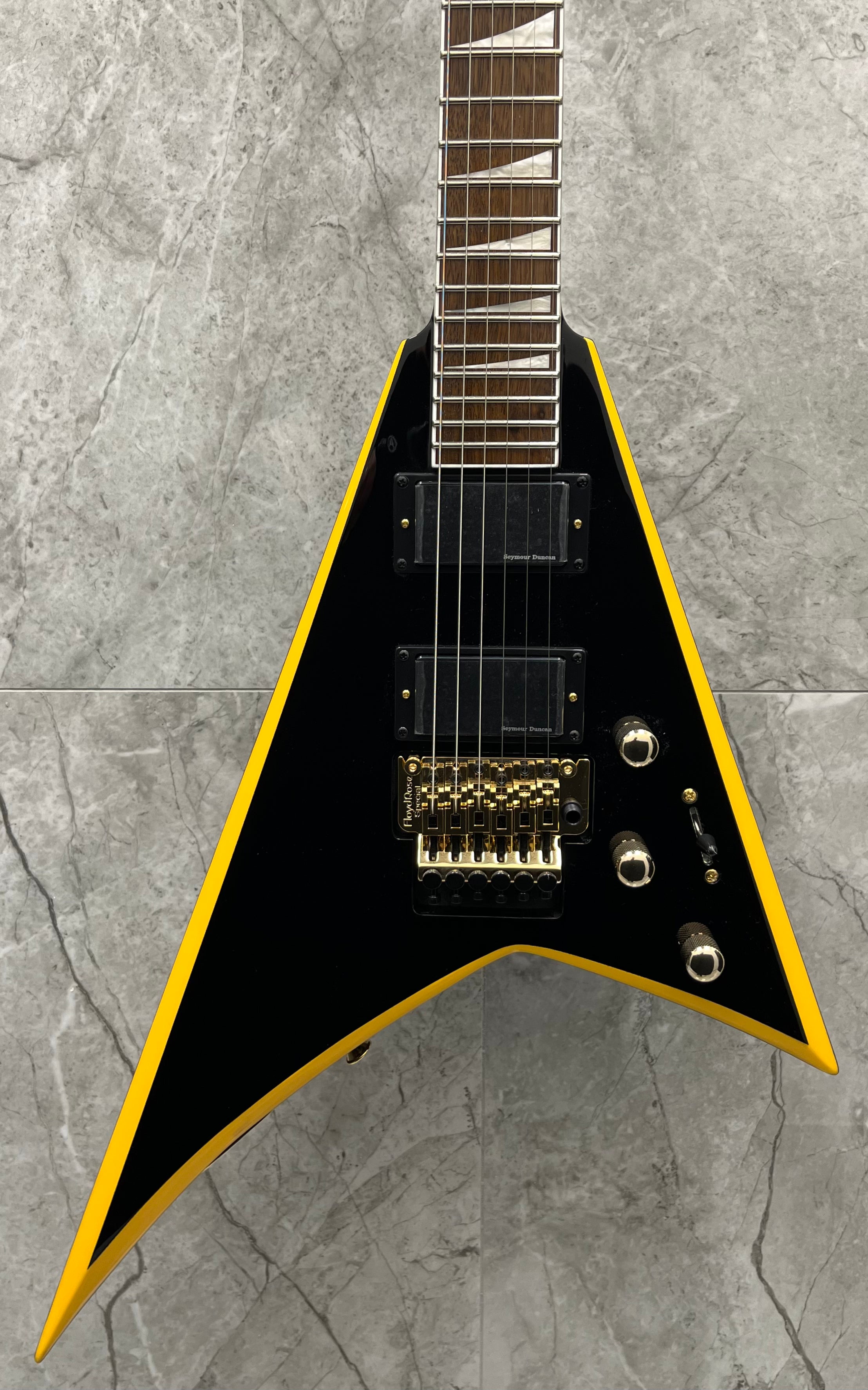 Jackson X Series Rhoads RRX24 Black with Yellow Bevels 2913636598 SERIAL NUMBER ICJ2408156 - 7.0 LBS