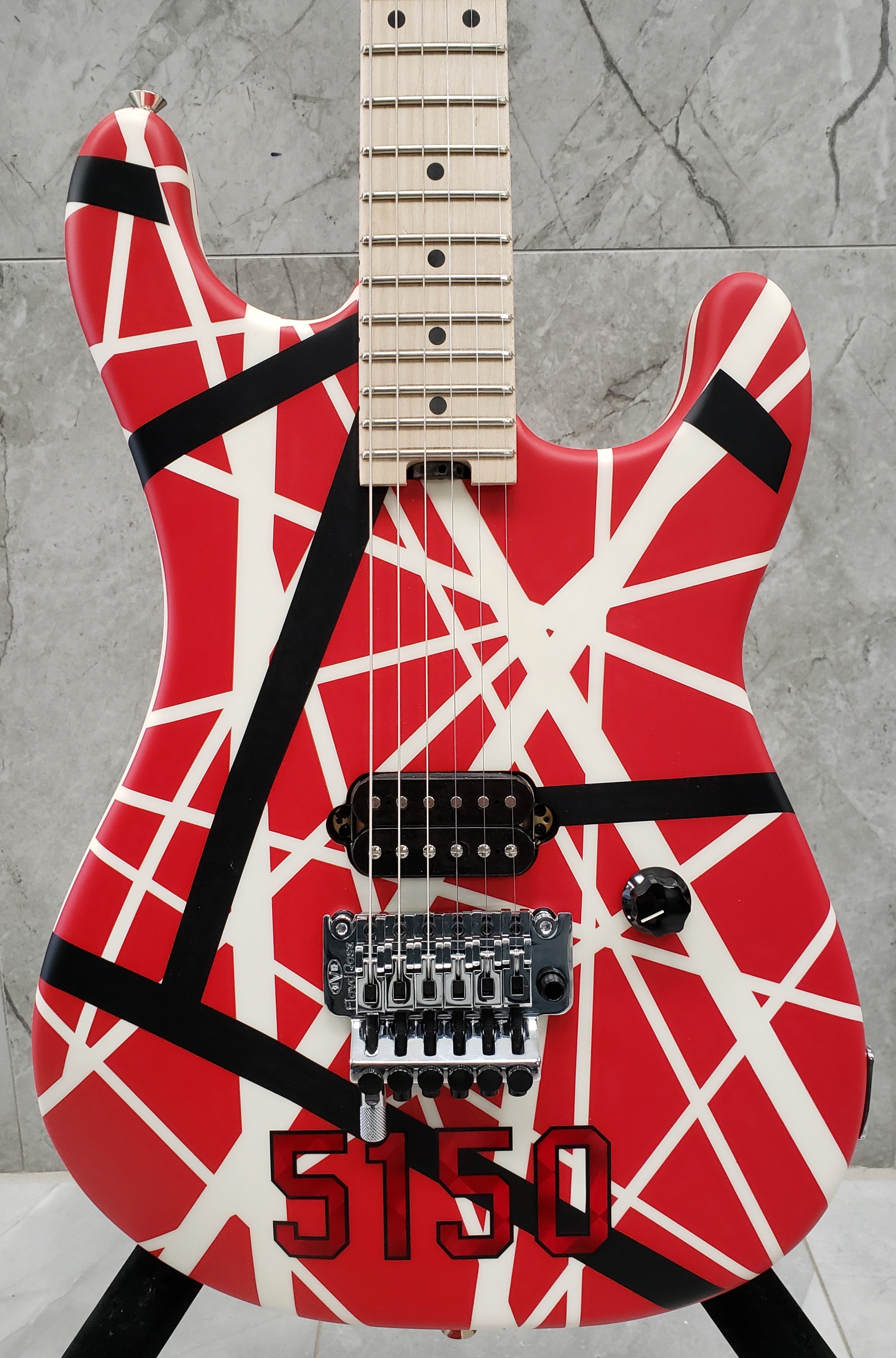 EVH　Striped　White　Red,　Series　5150　Black,　5107902515　—　Music